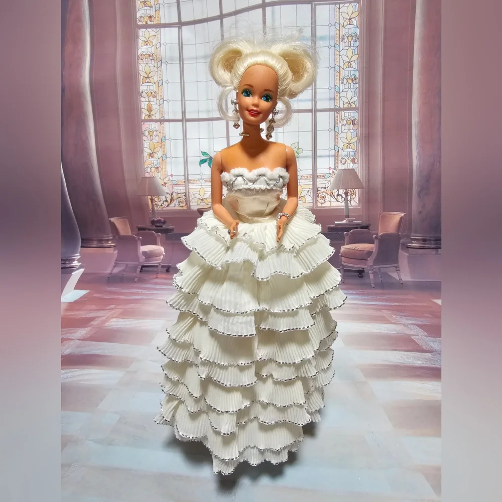 FASHIONISTA BARBIE DOLL FASHIONABLE GOWN, ACCESSORIES & JEWELRY
